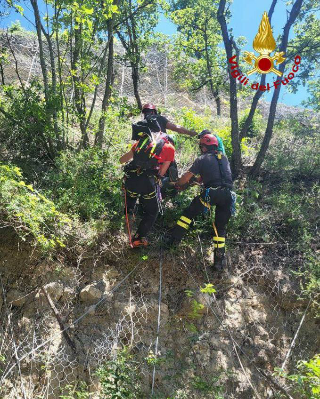 Force - Accusa malore e rimane sospeso sulla parete rocciosa, operaio recuperato